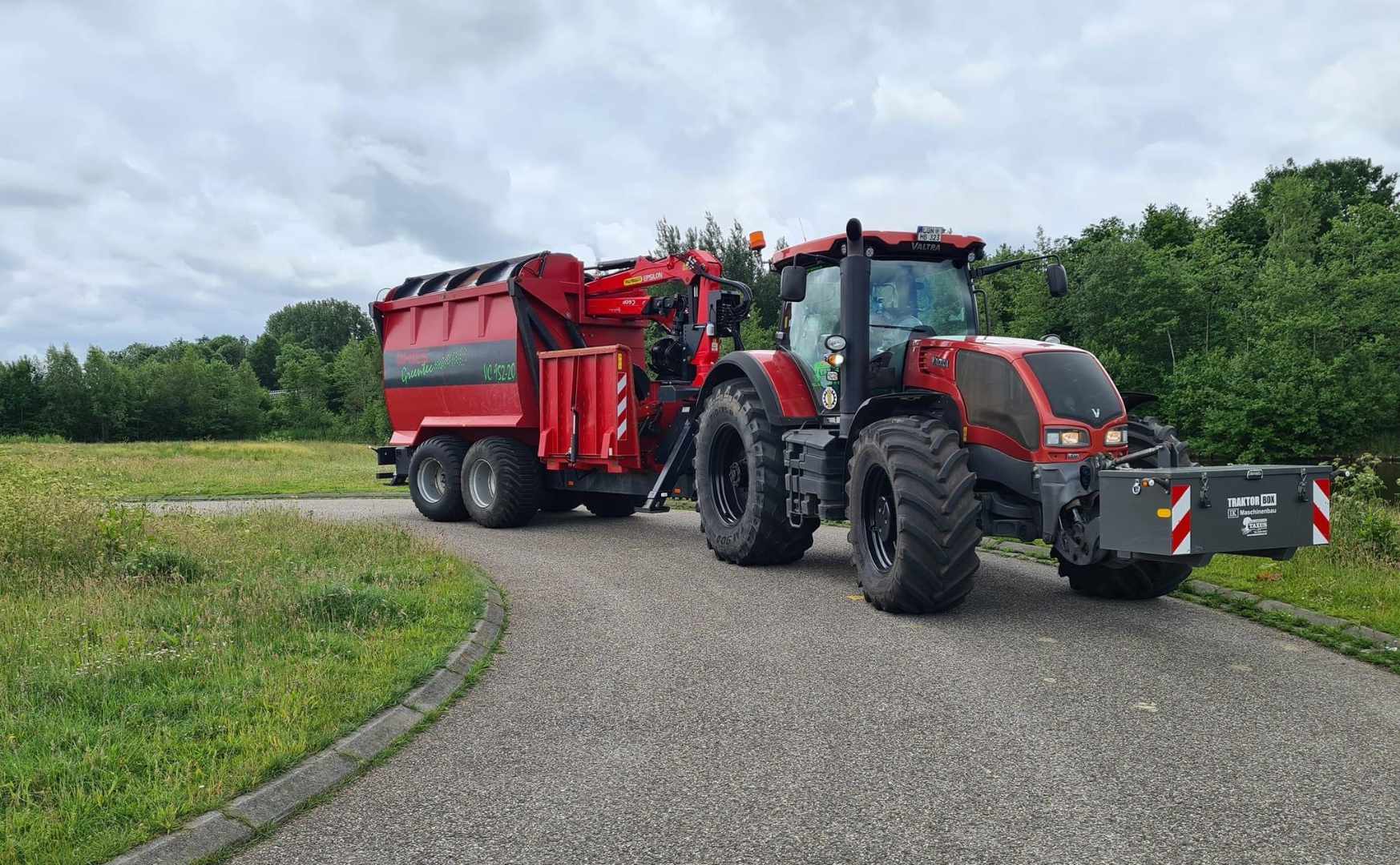 Schlepper Valtra S323 inkl. Hacker Greentec 952-20